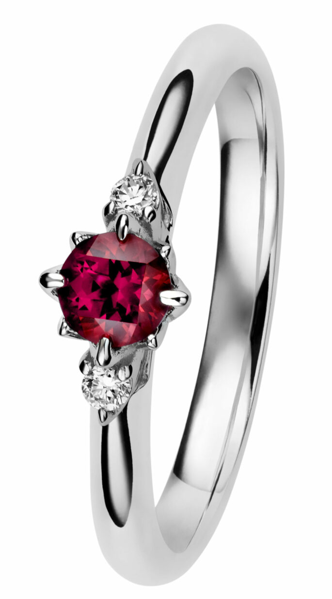 Rosa timanttisormus punaisella topaasilla on hyvä valinta, jos tykkää värikivistä.