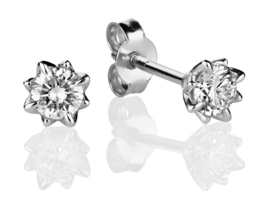 Rosa timanttikorvakorut ovat tyylikkäät timanttikorut yhteensä 0,30 karaatin timanteilla.